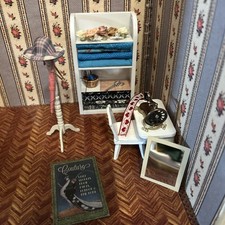 Puppenhaus Puppenstube Modesalon Schneiderei Nähmaschine Stoff Regal Hut Schirm