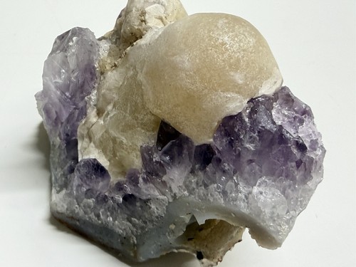 Fluorit auf - (botryoidal),
