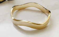 10K Gelbgold über Welle Armreif Armband mit Federscharnierverschluss 7,5" Damen