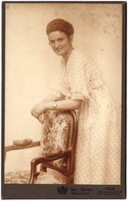 Kabinettfoto Junge Frau, Dame, Armbanduhr, Mode, Celle um 1910
