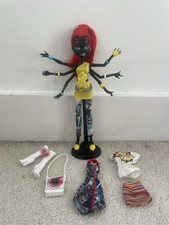 Wydowna Spider Monster High Fashion Set mit Sammler Outfit und Stiefel Ständer