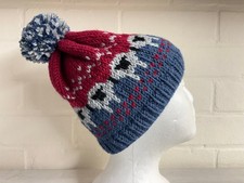 Handgestrickte Fair Isle Grobstrickmütze Schafmuster Bommelmütze eng anliegend blau weinrot