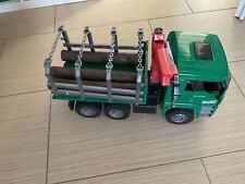 Bruder - MAN TGA Holztransport-LKW mit Ladekran und 3 Baumstämmen