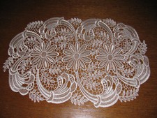 Schönes Deckchen-Mitteldecke-Spitzendeckchen-Tischdecke-ca. 45 x 30 cm -Neu/unb.