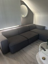 Moderne Eckcouch mit elektrischer Sitztiefenverstellung