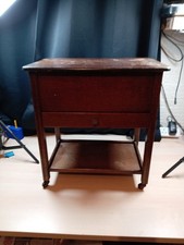 Vintage Nähwagen auf Rollen