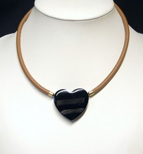 Collier aus Lederband mit Wechselschließe Achat-Herz