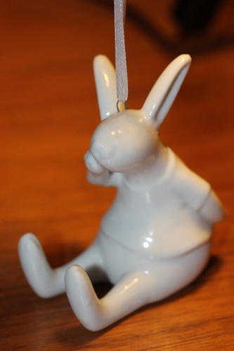 Osterhase sitzend zum