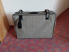 Großer Reisekoffer, grau