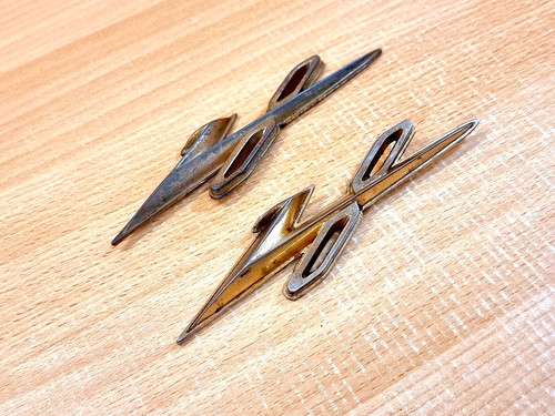 1955 1956 pontiac emblem - v8,