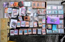 Yu-Gi-Oh! Sammlung ca 1000 Karten + Zubehör (Tin Boxen, Sleeves, Matten, Ordner)
