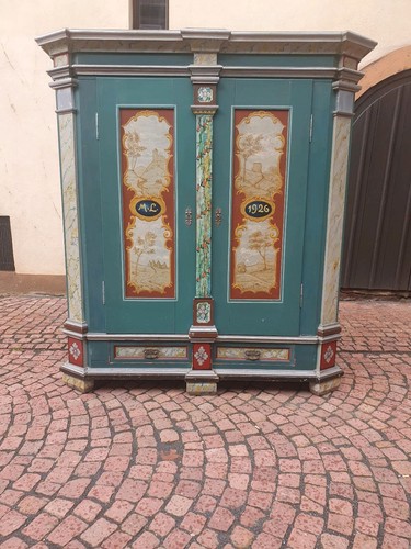 Kleiderschrank bemalter