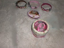 verschiedene Sachen mit Pferdemotiv Armbänder Handyhüllen Geldbörse Depesche