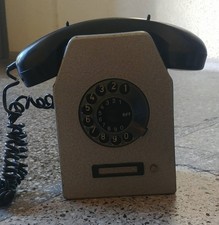 Klassisches Wandtelefon mit