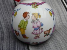 Hutschenreuther Weihnachtskugel 2002 Mistelzweig Kind Junge Teddy Mädchen Puppe