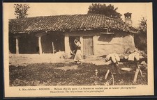 AK Mikros, Maison chic du pays, La femme ne voulant pas se laisser photographie 