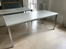 Schreibtisch INWERK Base Light, weiß, Chromgestell, Kabelauslass rechts