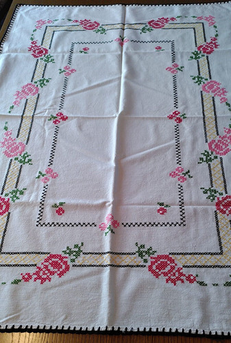 Tischdecke handgestickt mit