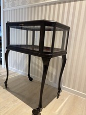 Alter Teewagen Servierwagen um