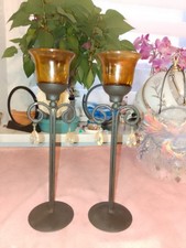 2 Kerzenständer mit gusseisernen Ständer, 29,8 cm hoch, 9,7 cm Ø der Fuß, 7 cm Ø