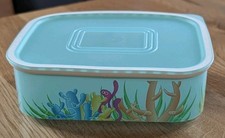 Tupperware Quadro, Motiv