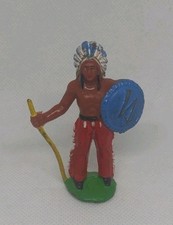 Indianer Spielzeug aus Gummi mit Schild und gelben Stock DDR