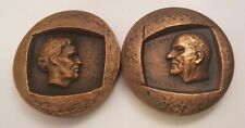 Zwei Kunst Medaille zu "Hilma und Heikki  Hokkannen "  von Pekka Kontio aus 1976