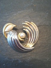 Brosche Mit Perle Und Weissem