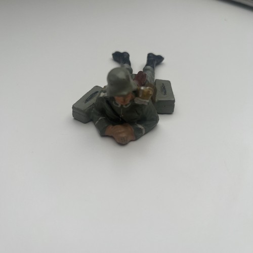 Soldat liegend mit munition - liegend,