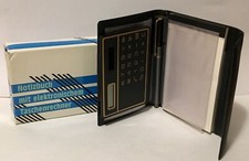 1 NOTIZBUCH MIT ELEKTR.  TASCHENRECHNERIN ORIGINALVERP .S.FOTOS+ART.BE. K183