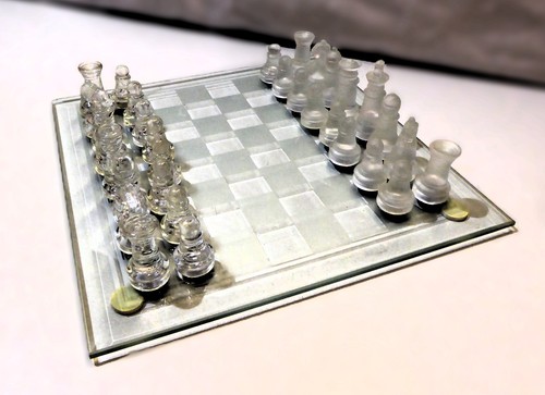 Schachspiel aus kristallglas - schachspiel,