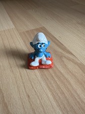 Peyo von Bully Schlumpf sitzend auf roten Kissen  - Schlümpfe, cushion smurf