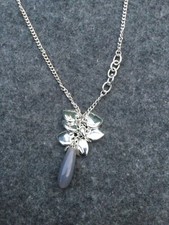 ausgefallene Kette mit grauen Stein und silberfarbenen Herzen, 80cm,neu
