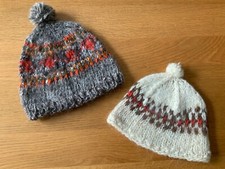2 Wollmützen handgestrickt mit Bommel Norwegermuster