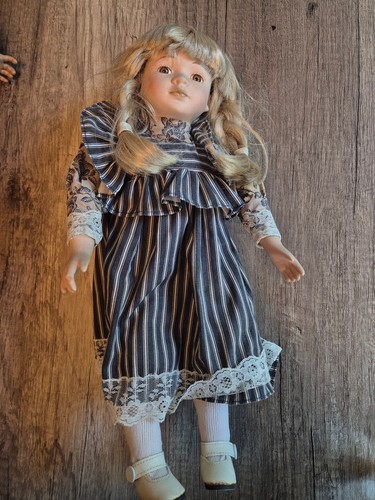 Porzellanpuppe blond - –,