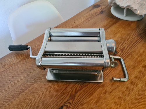 Nudelmaschine aus edelstahl - aus,