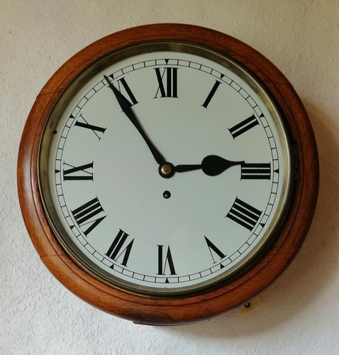 Round dial fusee clock - round,