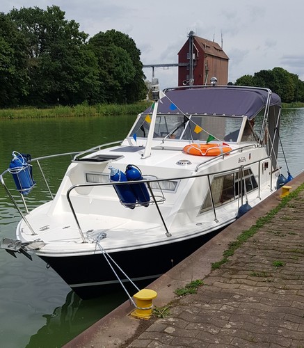 Boot mit kajüte - kajüte, attache