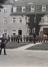 Soldaten Uniform exerzieren vor Kaserne Wehrmacht II.Weltkrieg Gruppenfoto Foto