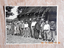 2.WK, RUSSLAND, KINDER in ARMUT vor HÜTTE, hinten deutscher Soldat, 1941