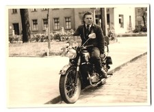 Fotografie junger Mann auf deinem Puch Motorrad mit vielen Aufklebern beklebt 