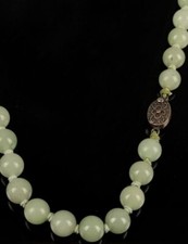 Jade-Kette, Silberschließe (punziert), Kette aus einzeln geknoteten Jadekugeln, 