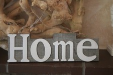Schild aus Holz "HOME" zum