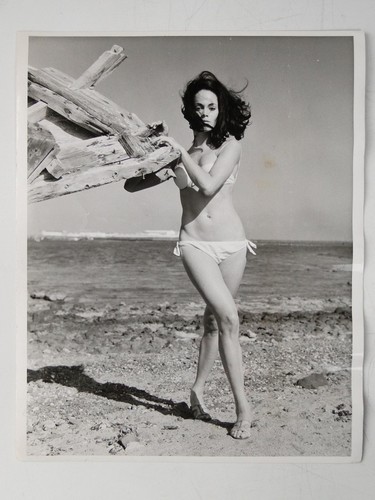 Martine beswick bikini strand - martine,