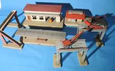 Konvolut Blechspielzeug Kibri Bahnhof, Ladebrücken, Güterhalle, Fußgängerbrücke