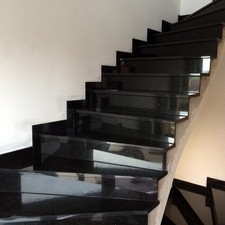 Trittstufe Star Galaxy poliert Naturstein dunkel Treppenstufe Innentreppe Granit