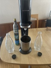 SodaStream Trinkwassersprudler, Schwarz, Inkl. 2 Flaschen
