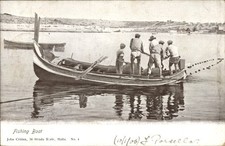 Ak Marsaxlokk Malta, Fischerboot, mehrere Männer,  Schwarz-Weiß-Foto - 4922937