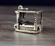 Charm Anhänger Silber 925 Vintage Himmelbett mit Nachttopf - witzig & filigran