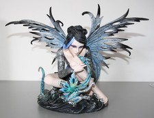 Elfe Dekofigur küsst einen Drachen - Fairy Fee mit blauen Fügeln